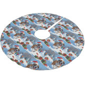 Cane Corso läuft im Schnee mit Weihnachtshut Polyester Weihnachtsbaumdecke (Schrägansicht)