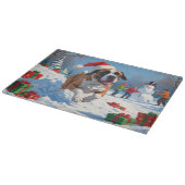 Cane Corso läuft im Schnee mit Weihnachtshut Schneidebrett (Ecke)