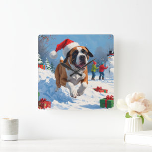Cane Corso läuft im Schnee mit Weihnachtsmütze Quadratische Wanduhr
