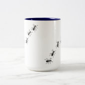 Caneca com estampa divertida de formigas. zweifarbige tasse (Mittel)
