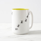 Caneca com estampa divertida de formigas. zweifarbige tasse (VorderseiteRechts)