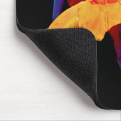 Canna Lilies auf Schwarz mit Blau Mousepad (Ecke)
