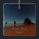 Cannon Beach Oregon Haystack Rock Keramikornament<br><div class="desc">Cannon Beach Oregon Haystack Rock Schönes Nachtstrandfoto mit Sternen über dem Ozean.</div>