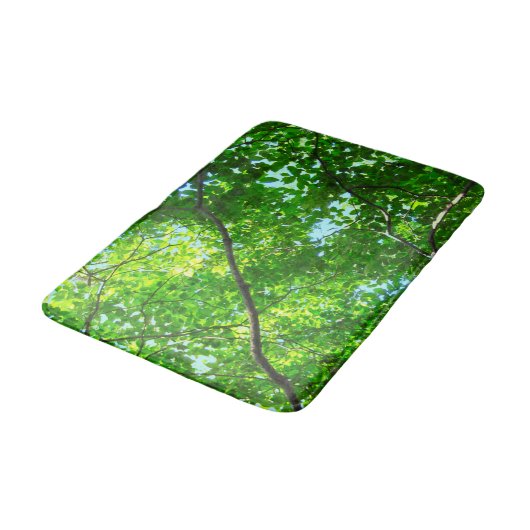 Canopy of Green, Leafy Branches with Blue Sky Badematte (Schrägansicht)