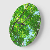 Canopy of Green, Leafy Branches with Blue Sky Große Wanduhr (Winkel)