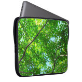 Canopy of Green, Leafy Branches with Blue Sky Laptopschutzhülle (Vorne Rechts)