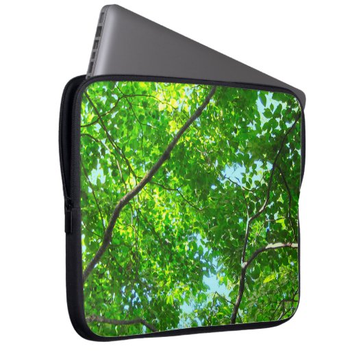 Canopy of Green, Leafy Branches with Blue Sky Laptopschutzhülle (Vorne Rechts)