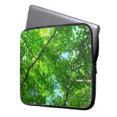 Canopy of Green, Leafy Branches with Blue Sky Laptopschutzhülle (Vorderseite Links)