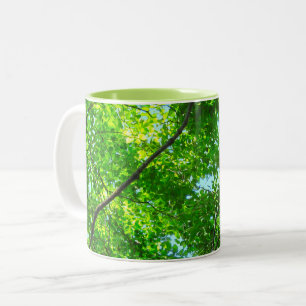 Canopy of Green, Leafy Branches with Blue Sky Zweifarbige Tasse