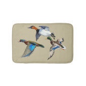 Canvasback, Mallard and Wood Ducks Flying Badematte (Vorderseite)