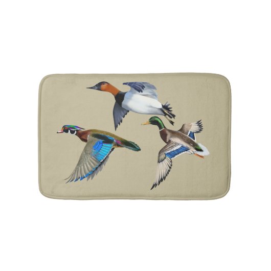 Canvasback, Mallard and Wood Ducks Flying Badematte (Vorderseite)