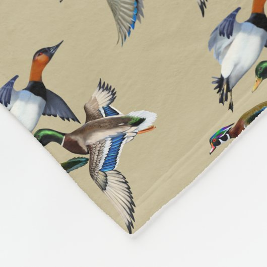 Canvasback, Mallard and Wood Ducks Flying Fleecedecke (Ecke)