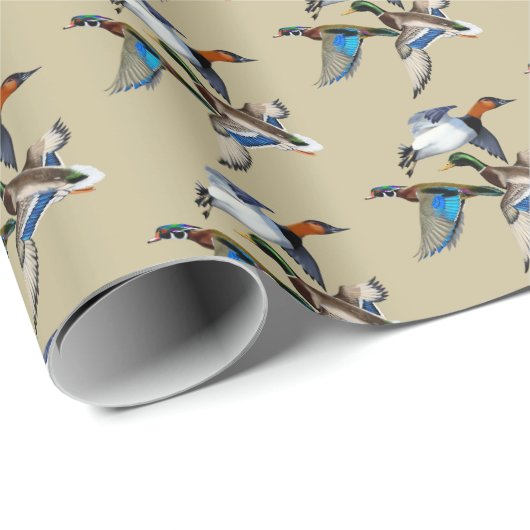 Canvasback, Mallard and Wood Ducks Flying Geschenkpapier (Rolleneckpunkt)