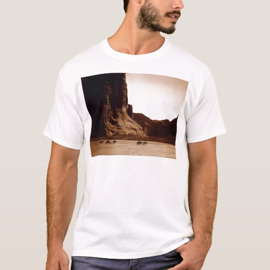 Canyon de Chelly Navajo von E. S. Curtis 1904 T-Shirt (Vorderseite)