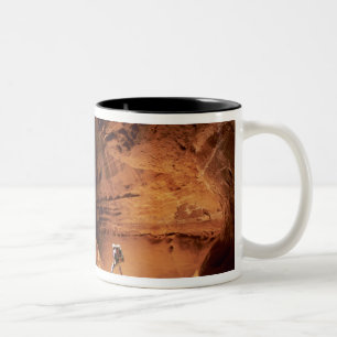 Canyoneer erleuchtet in der Tiefe einer schmalen S Zweifarbige Tasse