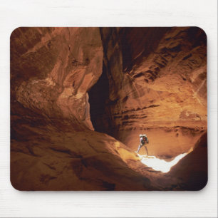 Canyoneer erleuchtet in der Tiefe eines engen Mousepad