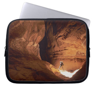 Canyoneer wird in den Tiefen einer schmalen Laptopschutzhülle