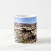 Canyonlands Blick vom Cave Springs Trail Kaffeetasse (Mittel)