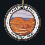 Canyonlands National Park Island Im Sky Abzeichen Keramik Ornament<br><div class="desc">Canyonlands Vektorgrafik Design. Der Park ist bekannt für seine dramatische Wüstenlandschaft,  die vom Colorado Fluss gemeißelt wurde. Die Insel im Himmel ist ein riesiges,  flaches Mesa mit Panoramablick.</div>