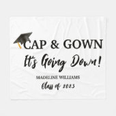 Cap and Gown es geht runter Abschluss Fleecedecke (Vorderseite (Horizontal))