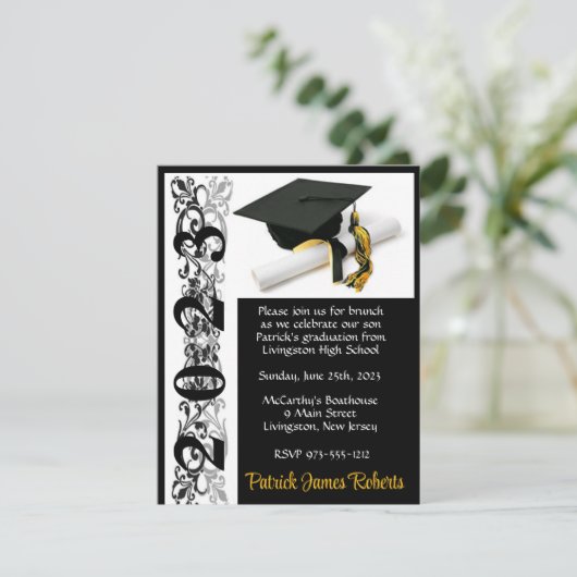 Cap & Diploma, Black & Gold Abschluss Einladung (Stehend Vorderseite)