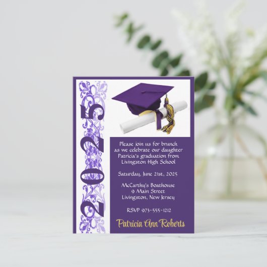 Cap & Diploma Foto, Lila & Gold Abschluss Einladung (Stehend Vorderseite)