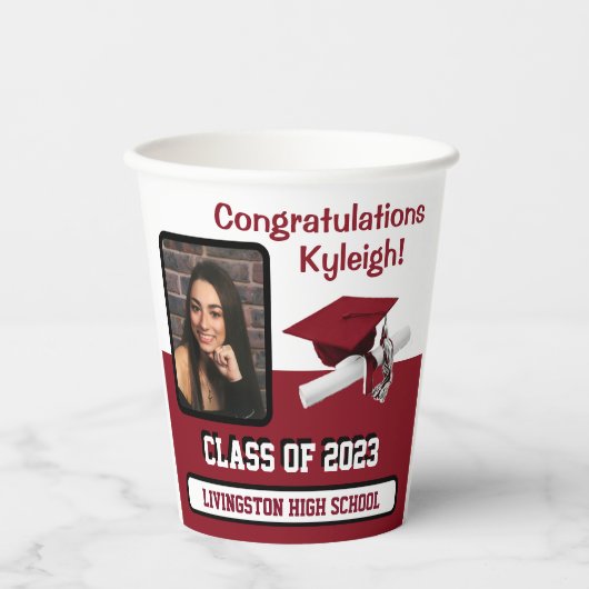 Cap & Diploma, Kardinal Red & White Abschluss Pappbecher (Vorderseite)