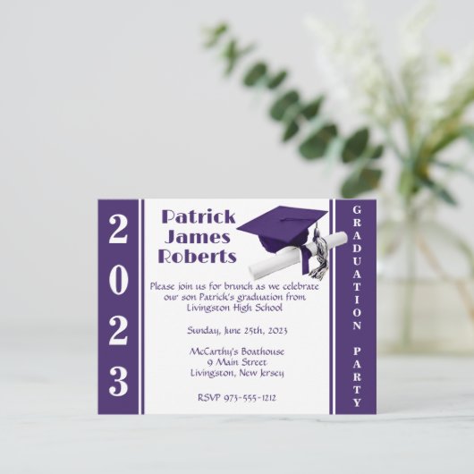 Cap & Diploma, Lila und weißer Abschluss Einladung (Stehend Vorderseite)