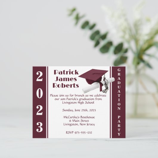 Cap & Diploma, Maroon & White Abschluss Einladung (Stehend Vorderseite)