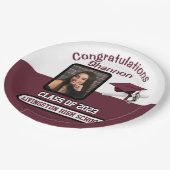 Cap & Diploma, Maroon & White Abschluss Pappteller (Schrägansicht)