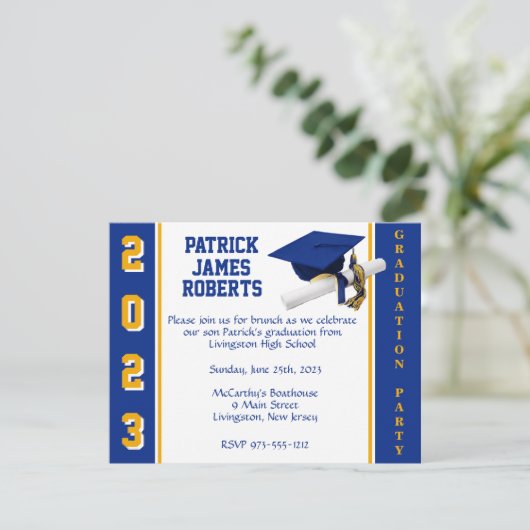 Cap & Diploma Varsity Royal Blue & Gold Abschluss Einladung (Stehend Vorderseite)