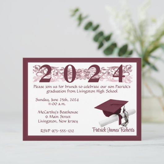 Cap & Diploma, White & Maroon Abschluss Einladung (Stehend Vorderseite)