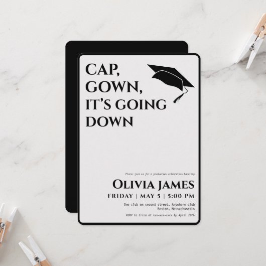Cap gown es geht mit lustiger Abschlussfeier Einladung (Vorderseite/Rückseite Beispiel)