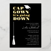 Cap Gown es geht nach unten Graduation Party White Folieneinladung (Vorderseite)