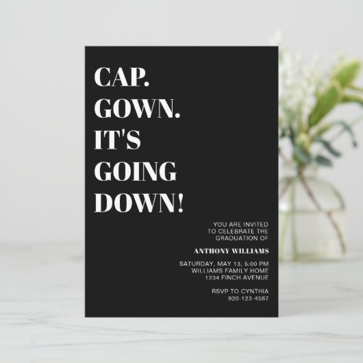 Cap Gown Es geht um die Foto Graduation Party Einladung (Stehend Vorderseite)