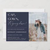 Cap Gown Es geht zur Absolventen-Party Einladung (Vorderseite)