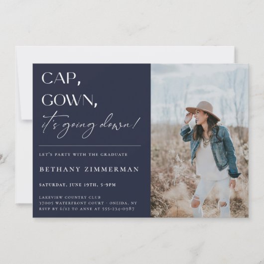Cap Gown Es geht zur Absolventen-Party Einladung (Vorderseite)