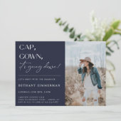 Cap Gown Es geht zur Absolventen-Party Einladung (Stehend Vorderseite)
