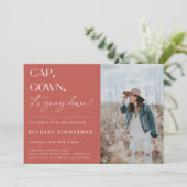 Cap Gown Es geht zur Absolventen-Party Einladung (Stehend Vorderseite)