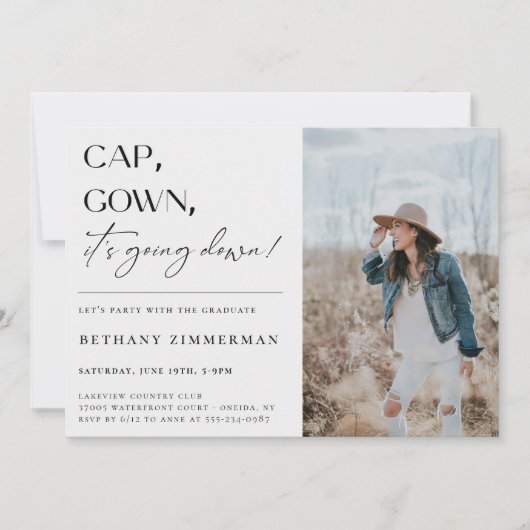 Cap Gown Es geht zur Absolventen-Party Einladung (Vorderseite)
