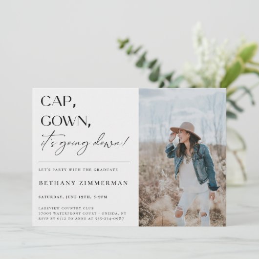 Cap Gown Es geht zur Absolventen-Party Einladung (Stehend Vorderseite)