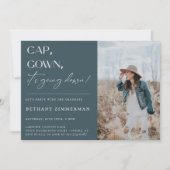 Cap Gown Es geht zur Absolventen-Party Einladung (Vorderseite)