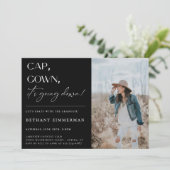 Cap Gown Es geht zur Absolventen-Party Einladung (Stehend Vorderseite)