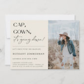 Cap Gown Es geht zur Absolventen-Party Einladung (Vorderseite)