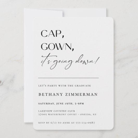 Cap Gown Es geht zur Absolventen-Party Einladung (Vorderseite)