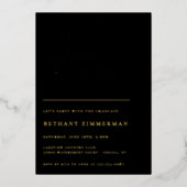 Cap Gown Es geht zur Absolventen-Party Folieneinladung (Vorderseite)