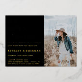 Cap Gown Es geht zur Absolventen-Party Folieneinladung (Vorderseite)