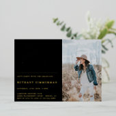 Cap Gown Es geht zur Absolventen-Party Folieneinladung (Stehend vorne)