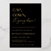 Cap Gown Es geht zur Absolventen-Party Folieneinladung (Vorderseite)