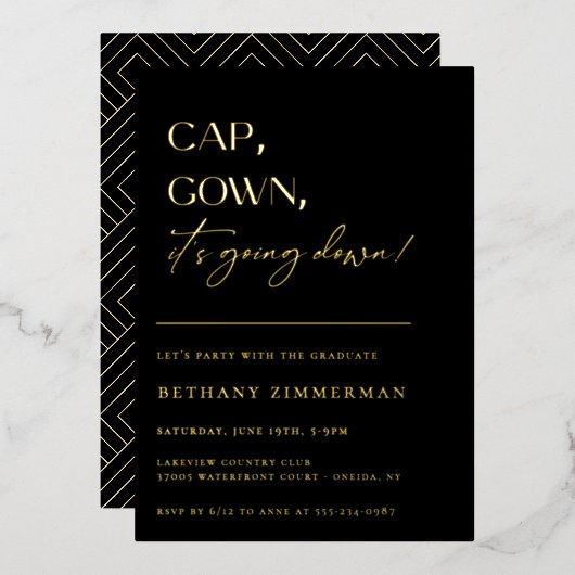 Cap Gown Es geht zur Absolventen-Party Folieneinladung (Vorderseite/Rückseite)